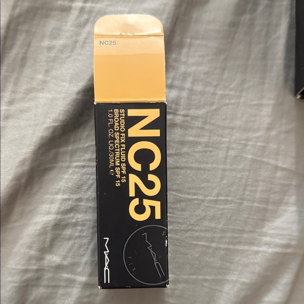 MAC Cosmetics Studio Fix Fluid NC25 Foundation (Beige/Tan)